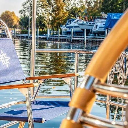 Awesome Ship In 亨尼希斯多夫