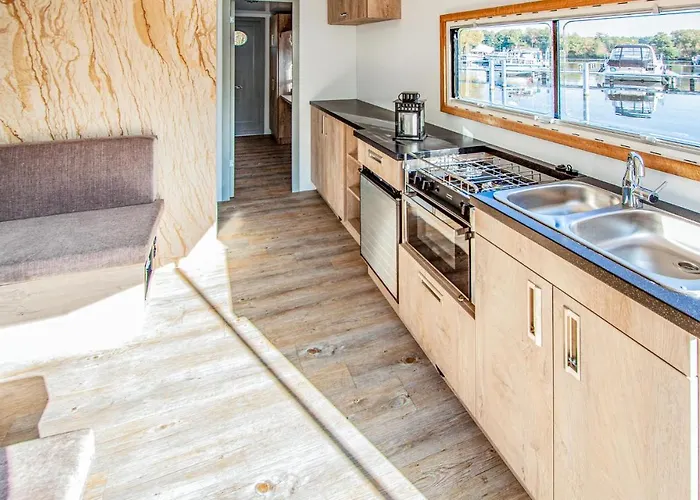 船屋 Awesome Ship In 亨尼希斯多夫